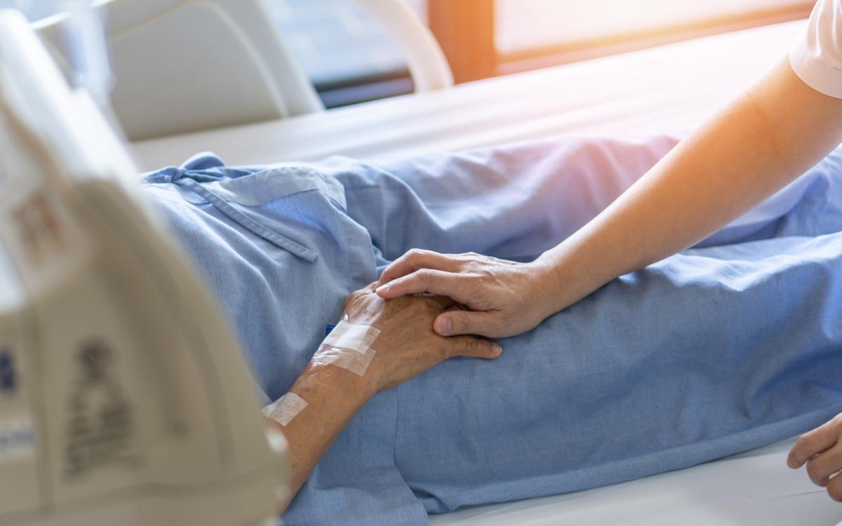 Palliativmedizin Praxis Schemel - Arzt sorgt sich um Patient im Bett 